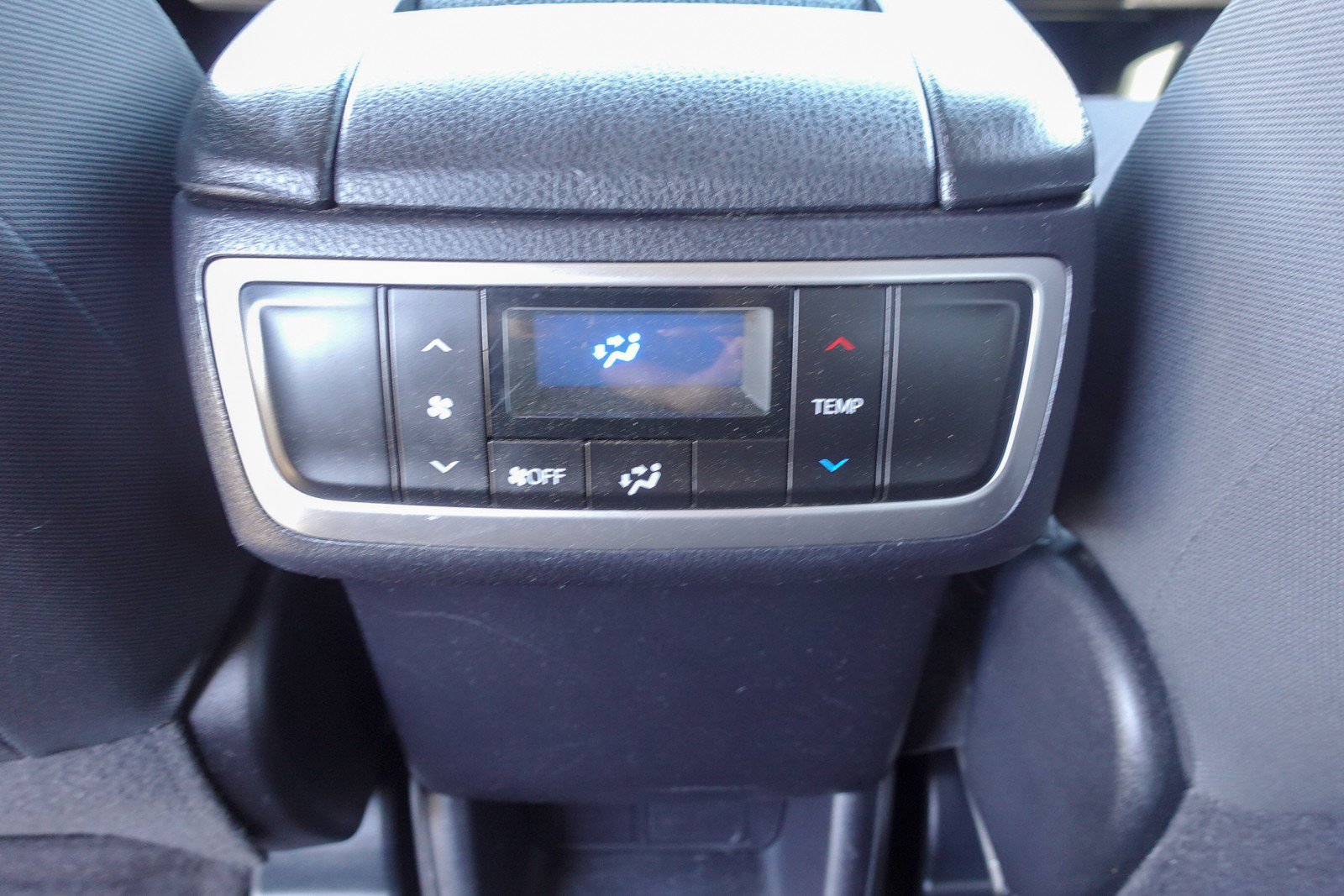 Used 2018 Toyota Highlander LE AWD/4WD image 23