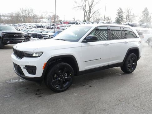 New 2025 Jeep Grand Cherokee Altitude image 7