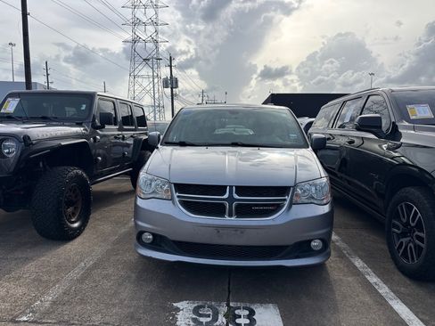 Used 2019 Dodge Grand Caravan SXT FWD image 2