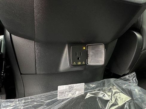 New 2025 Ford Expedition Active image 31