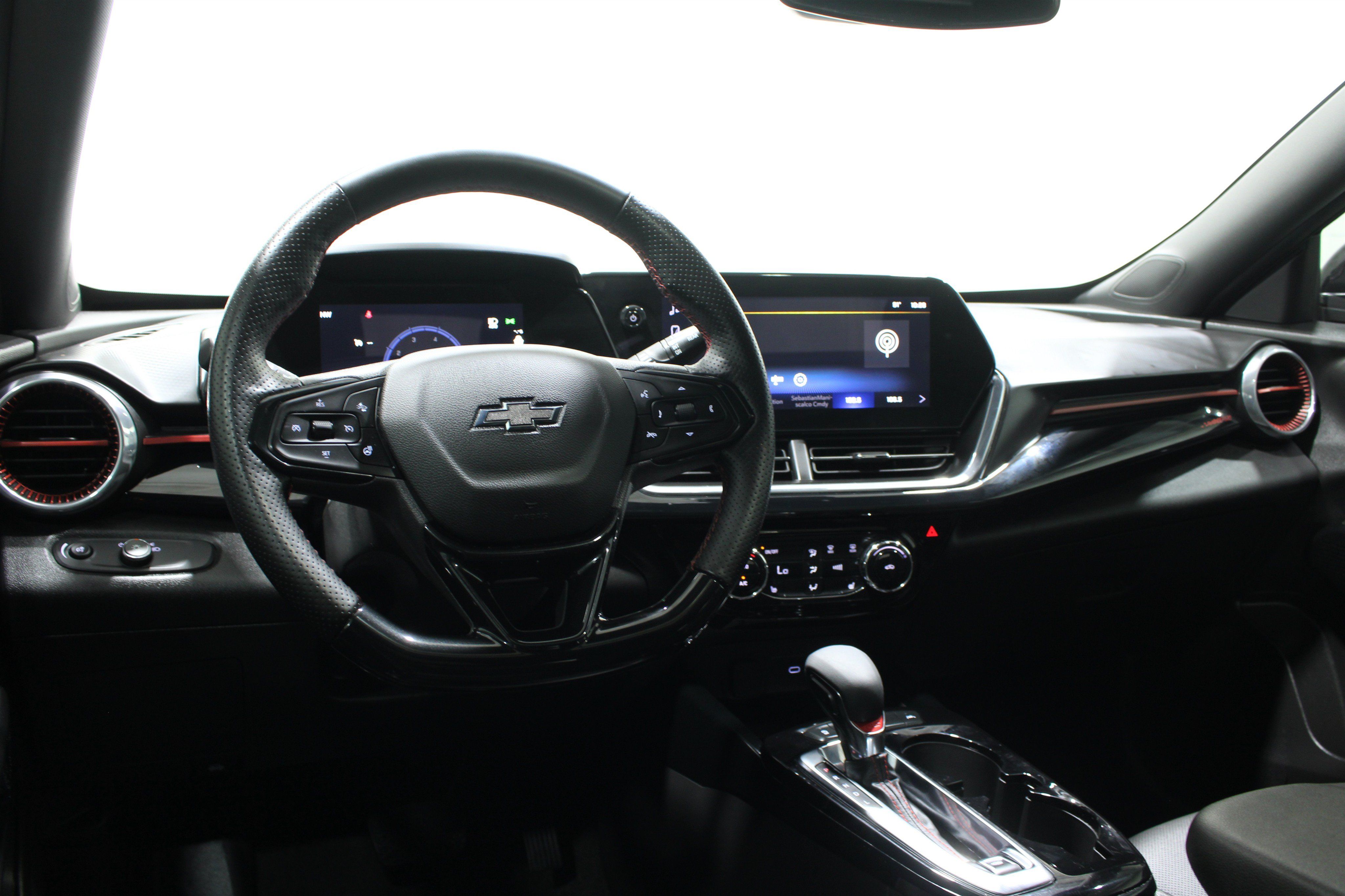 Used 2025 Chevrolet Trax RS w/ Sunroof Package FWD image 2