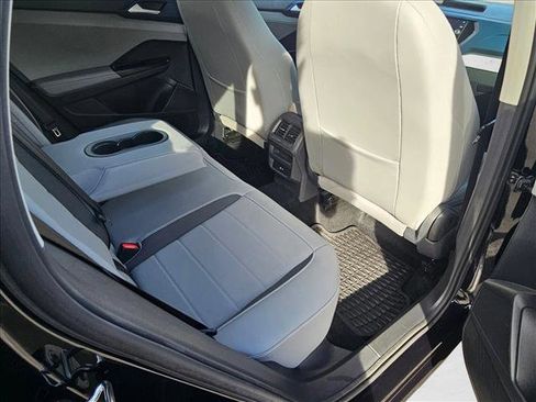 Certified 2024 Volkswagen Taos SE image 17