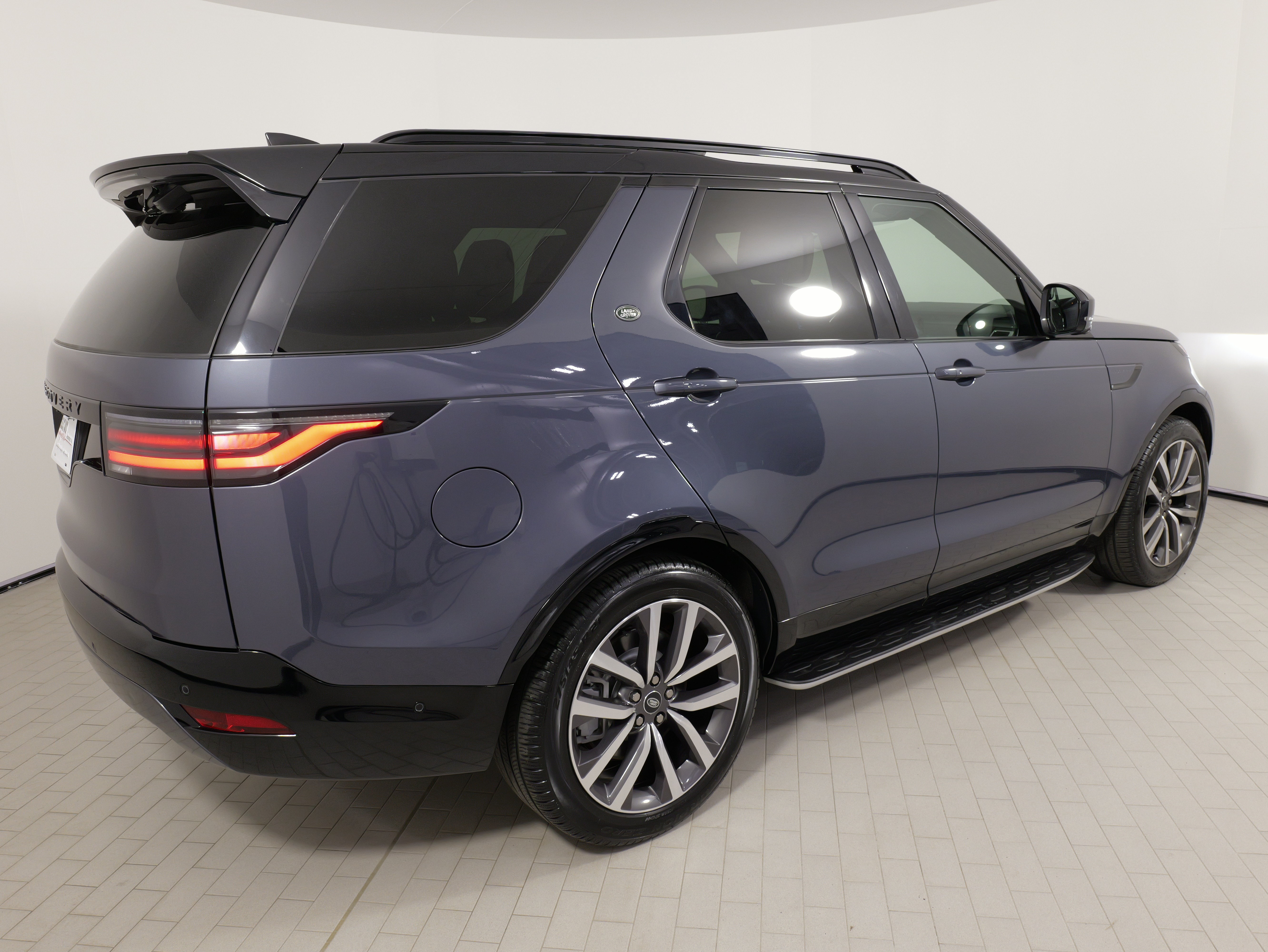 Used 2024 Land Rover Discovery Dynamic SE AWD/4WD image 12