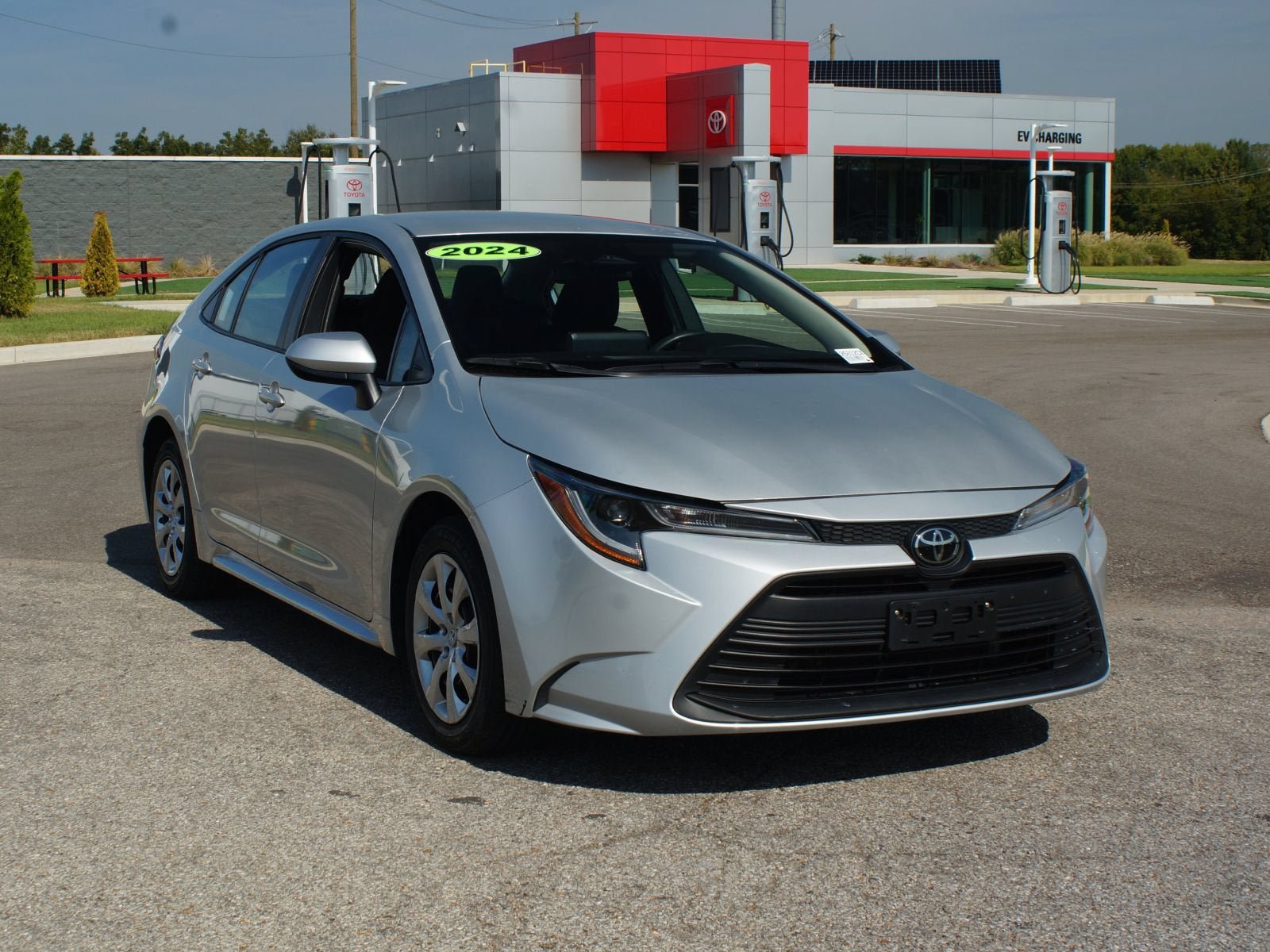 Used 2024 Toyota Corolla LE FWD image 2
