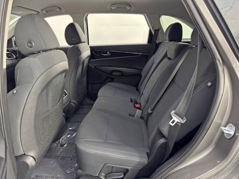 Used 2019 Kia Sorento LX w/ LX Convenience Package image 39