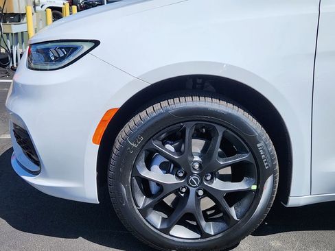 New 2026 Chrysler Pacifica Limited AWD/4WD image 8