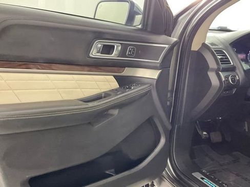 Used 2017 Ford Explorer Platinum image 12