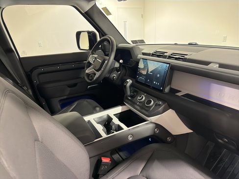 Used 2025 Land Rover Defender 110 S image 24