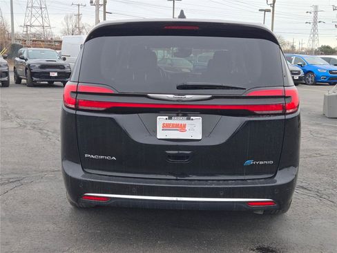 Certified 2024 Chrysler Pacifica Limited FWD image 16