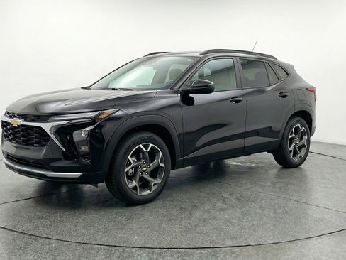 Used 2025 Chevrolet Trax LT image 3