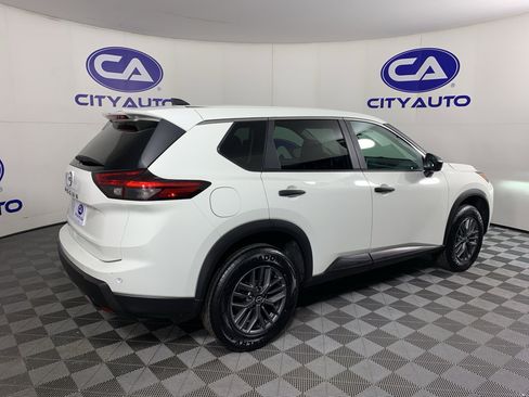 Used 2024 Nissan Rogue S FWD image 3