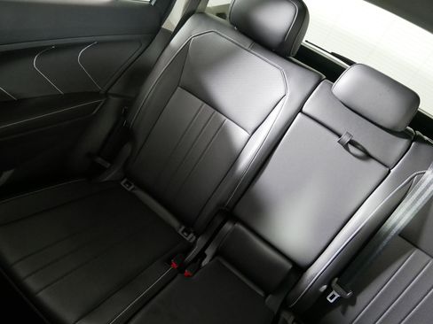 Used 2024 Volkswagen Tiguan SE w/ Panoramic Sunroof Package image 12