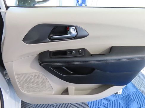 Used 2024 Chrysler Pacifica Touring-L FWD image 33