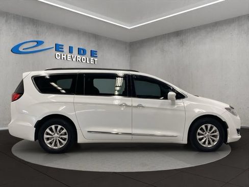 Used 2017 Chrysler Pacifica Touring-L FWD image 15