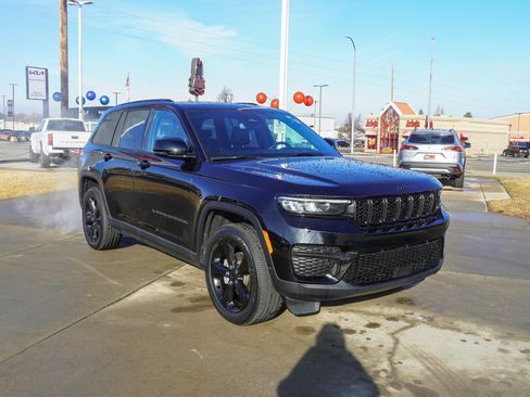 Used 2024 Jeep Grand Cherokee Altitude image 2