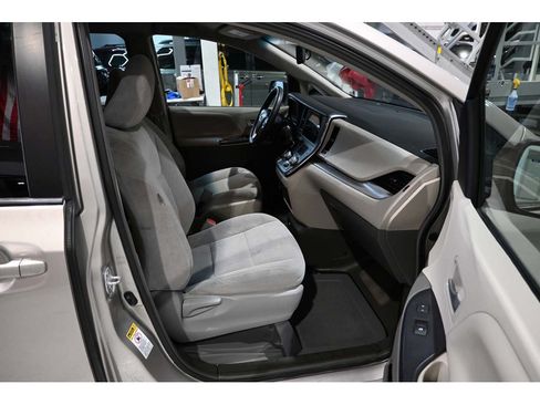 Used 2015 Toyota Sienna LE FWD image 15
