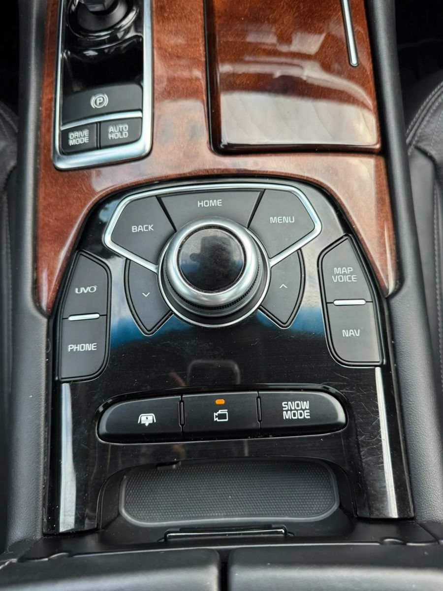 Used 2017 Kia K900 Luxury w/ VIP Plus Package RWD image 36