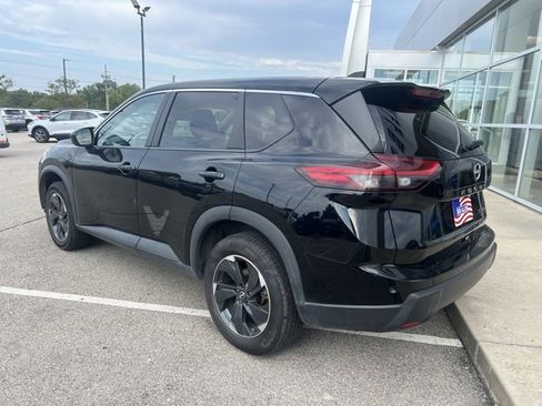 Used 2024 Nissan Rogue SV image 3