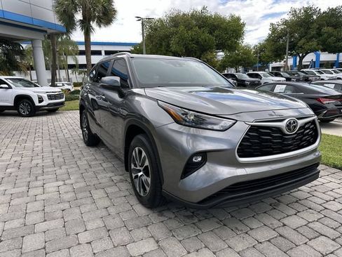 Used 2025 Toyota Highlander XLE FWD image 17
