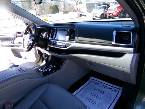 Used 2015 Toyota Highlander XLE image 25