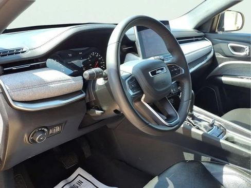 Used 2024 Jeep Compass Latitude AWD/4WD image 8