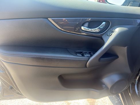 Used 2018 Nissan Rogue SV AWD/4WD image 13