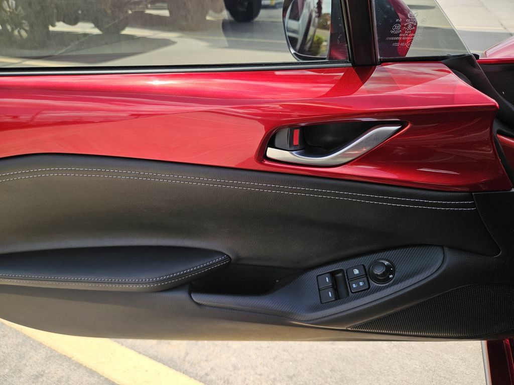 Used 2025 MAZDA MX-5 Miata RF Grand Touring RWD image 16