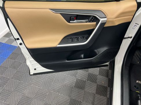 Used 2019 Toyota RAV4 Limited image 5