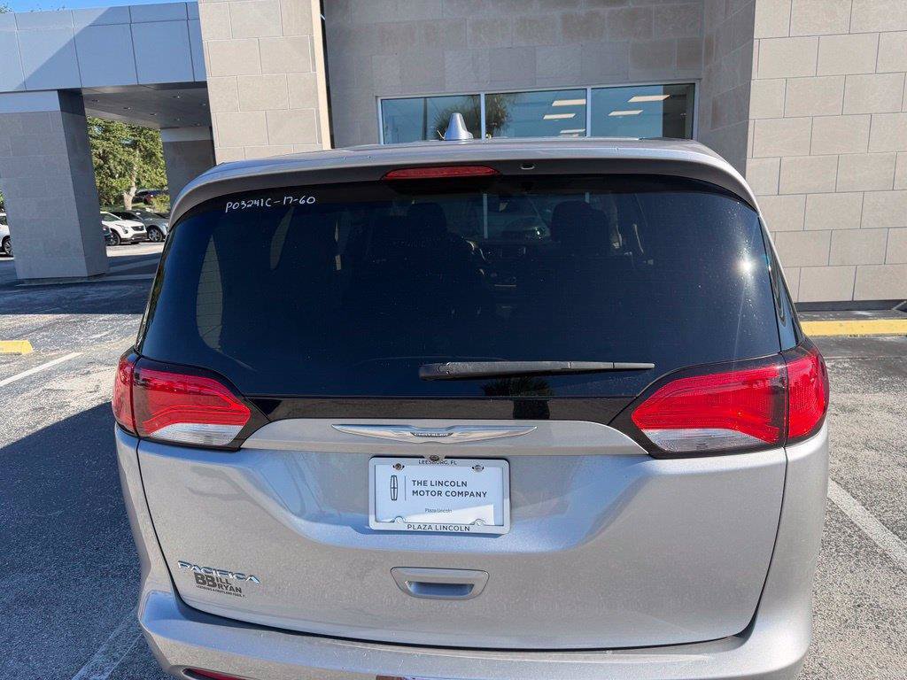 Used 2017 Chrysler Pacifica Touring FWD image 4