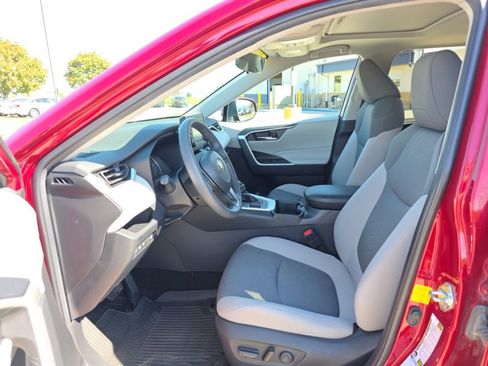 Used 2022 Toyota RAV4 XLE w/ Convenience Package image 9