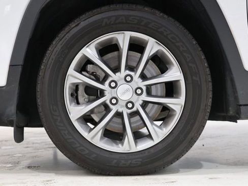 Used 2021 Jeep Cherokee Latitude Plus FWD image 9