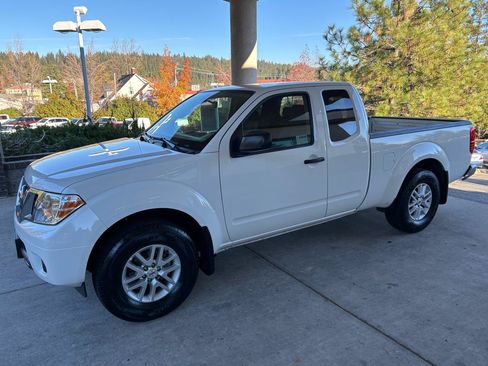 Used 2020 Nissan Frontier SV RWD image 3