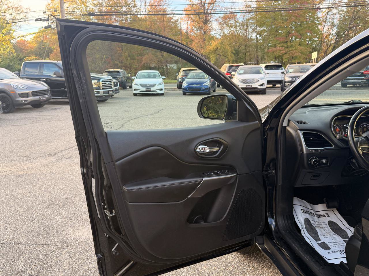 Used 2019 Jeep Cherokee Latitude Plus AWD/4WD image 16