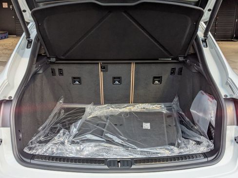 New 2026 Porsche Macan image 24