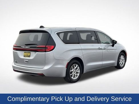 Used 2024 Chrysler Pacifica Touring-L FWD image 3