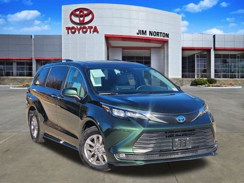 Used 2025 Toyota Sienna XLE image 1