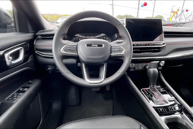 Used 2025 Jeep Compass Trailhawk AWD/4WD image 5