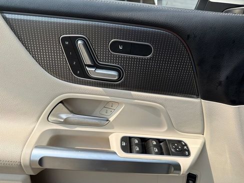Used 2022 Mercedes-Benz GLB 250 w/ Premium Package image 21