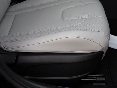 New 2025 Hyundai Elantra Limited image 11