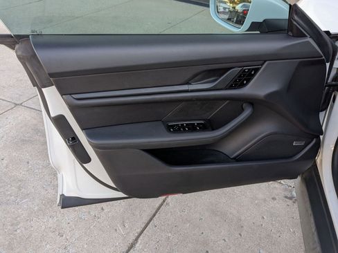 Used 2021 Porsche Taycan image 13