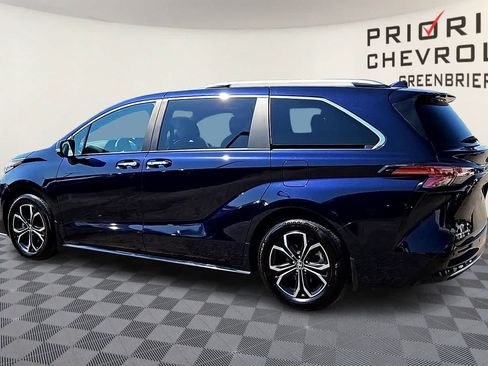 Used 2025 Toyota Sienna Platinum AWD/4WD image 6