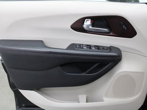 Used 2020 Chrysler Pacifica Limited image 13