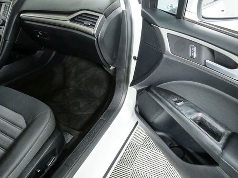 Used 2018 Ford Fusion SE FWD image 21