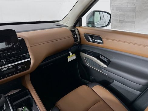 New 2025 Nissan Pathfinder Platinum w/ Black Appearance Package image 32