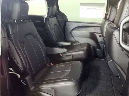New 2026 Chrysler Pacifica Select image 30