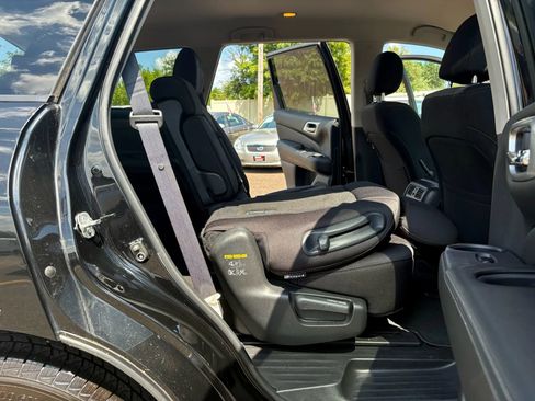 Used 2019 Nissan Pathfinder SV image 25