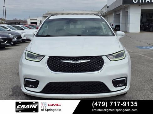 Used 2022 Chrysler Pacifica Touring-L FWD image 2