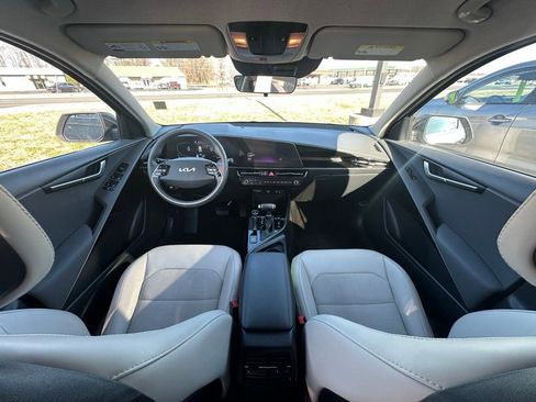 Used 2023 Kia Niro EX image 10