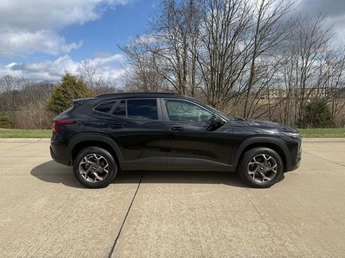 Used 2025 Chevrolet Trax LT w/ LT Convenience Package image 2