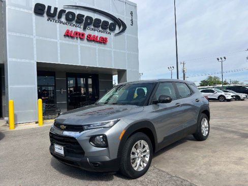 Used 2023 Chevrolet TrailBlazer LS image 2